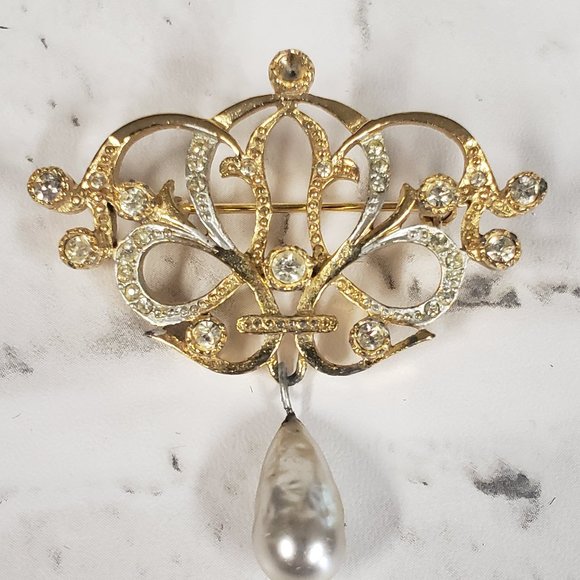 Sphinx Jewelry - 3/$20 ⭐ VINTAGE SPHINX CRYSTAL & PEARL BROOCH